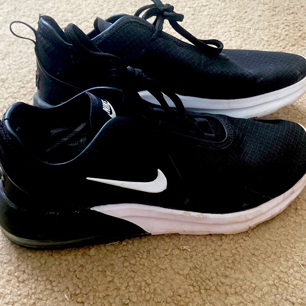 NIKE air max motion 2’s